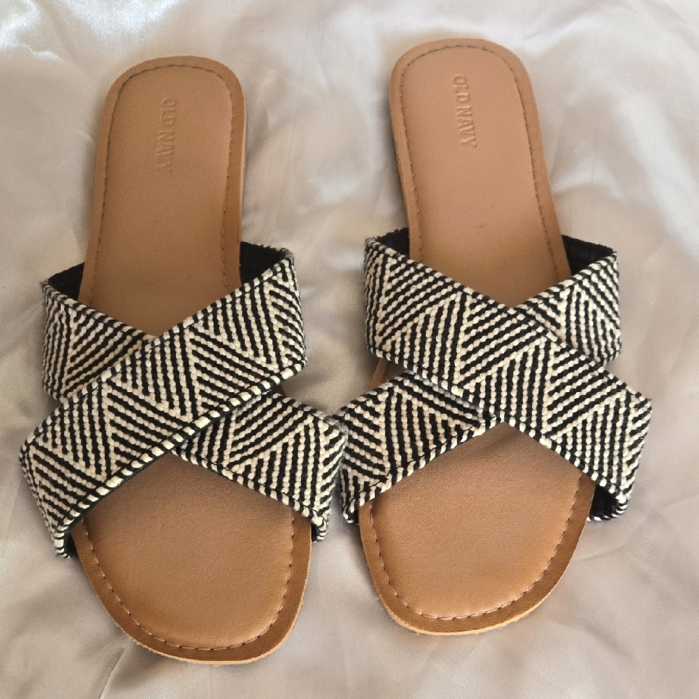 Old Navy Black and White Women's Flat Sandals